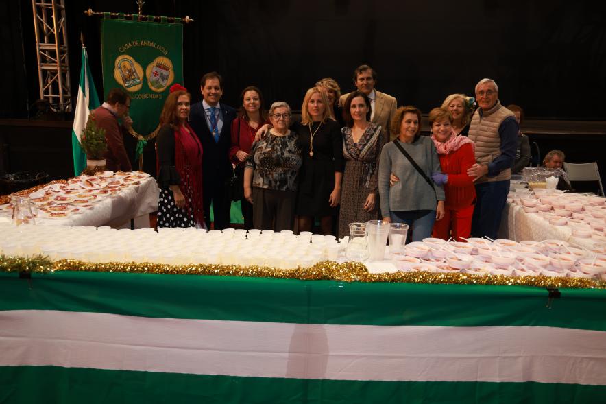 Día de la Constitución 2023. Degustación de las Casas Regionales - Imagen de la alcaldesa Rocío García Alcántara con otros miembros de su gobierno con la Casa de Andalucía.