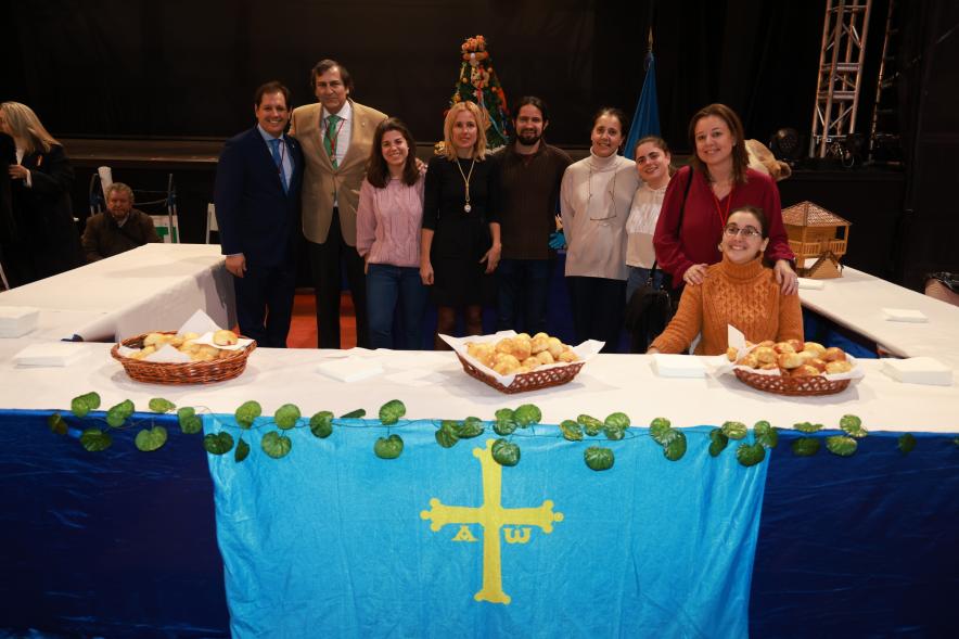 Día de la Constitución 2023. Degustación de las Casas Regionales - Imagen de la alcaldesa Rocío García Alcántara con otros miembros de su gobierno con la Casa Regional de Asturias.
