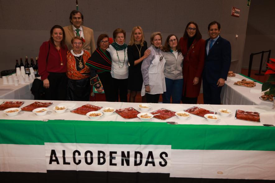 Día de la Constitución 2023. Degustación de las Casas Regionales - Imagen de la alcaldesa Rocío García Alcántara con otros miembros de su gobierno con la Casa Regional de Extremadura.