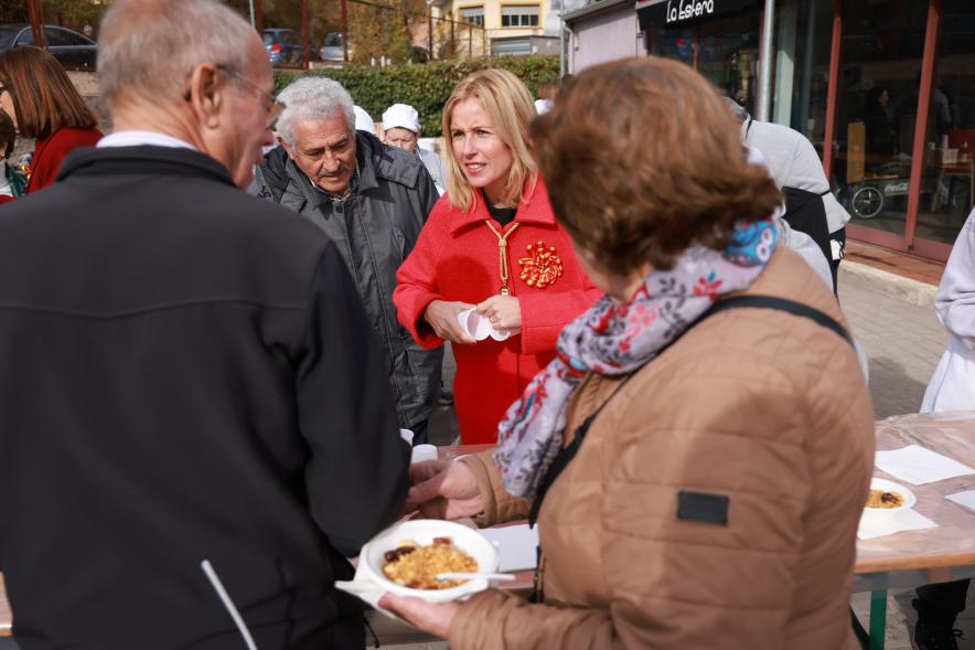 Día de la Constitución 2023. Degustación de las Casas Regionales - Imagen de la alcaldesa Rocío García Alcántara charlando con las personas que se han acercado a la degustación.
