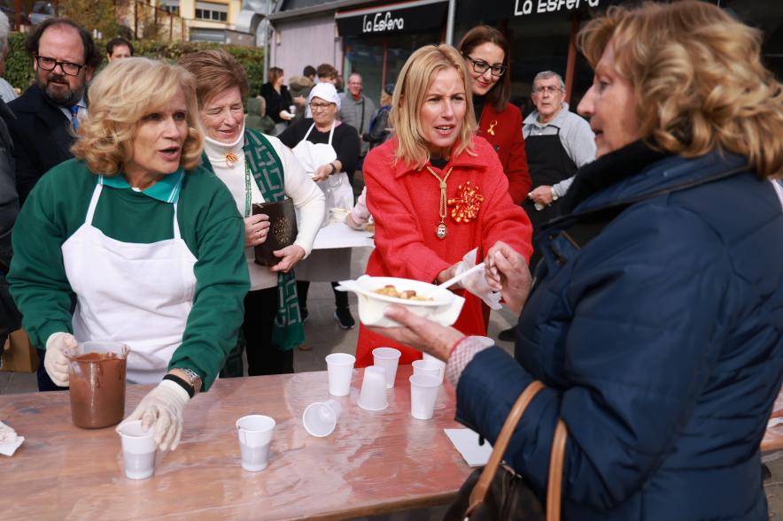 Día de la Constitución 2023. Degustación de las Casas Regionales - Imagen de la alcaldesa Rocío García Alcántara  repartiendo comida a las personas que se han acercado al acto.