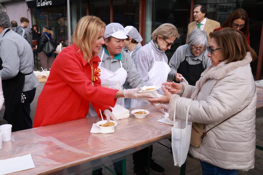 Día de la Constitución 2023. Degustación de las Casas Regionales - Imagen de la alcaldesa Rocío García Alcántara  repartiendo comida a las personas que se han acercado al acto.
