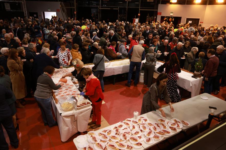 Día de la Constitución 2023. Degustación de las Casas Regionales - Imagen de personas  asistentes al acto, probando los productos típicos en La Esfera.