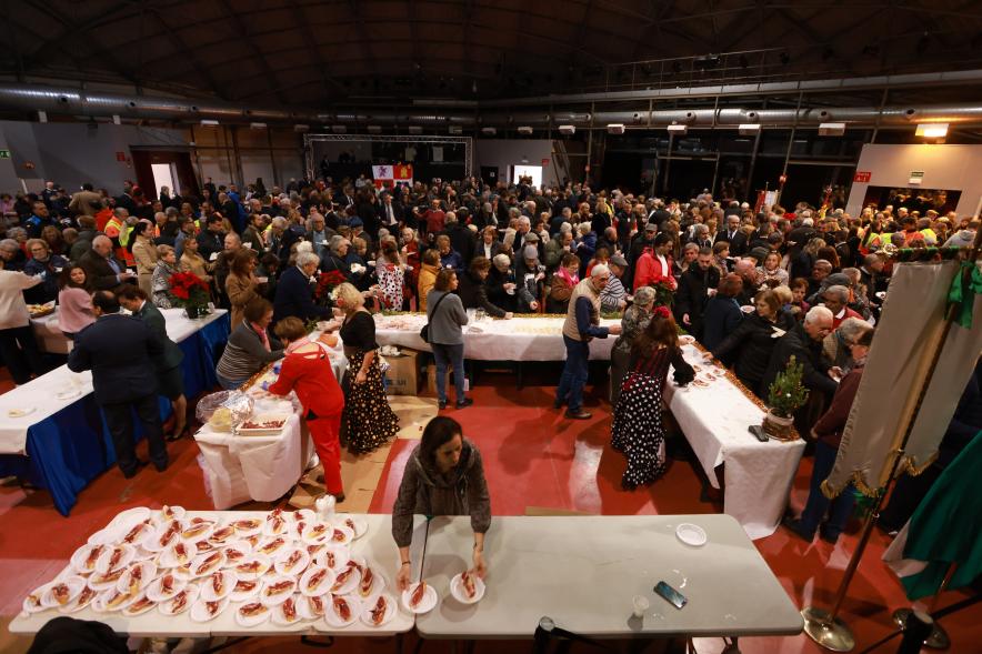 Día de la Constitución 2023. Degustación de las Casas Regionales - Imagen de personas  asistentes al acto, probando los productos típicos en La Esfera.