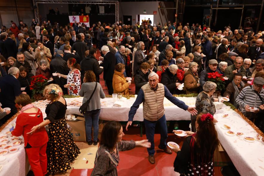Día de la Constitución 2023. Degustación de las Casas Regionales - Imagen de personas  asistentes al acto, probando los productos típicos en La Esfera.