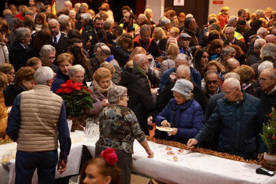 Día de la Constitución 2023. Degustación de las Casas Regionales - Imagen de personas  asistentes al acto, probando los productos típicos en La Esfera.