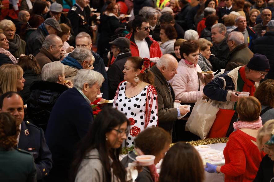 Día de la Constitución 2023. Degustación de las Casas Regionales - Imagen de personas  asistentes al acto, probando los productos típicos en La Esfera.