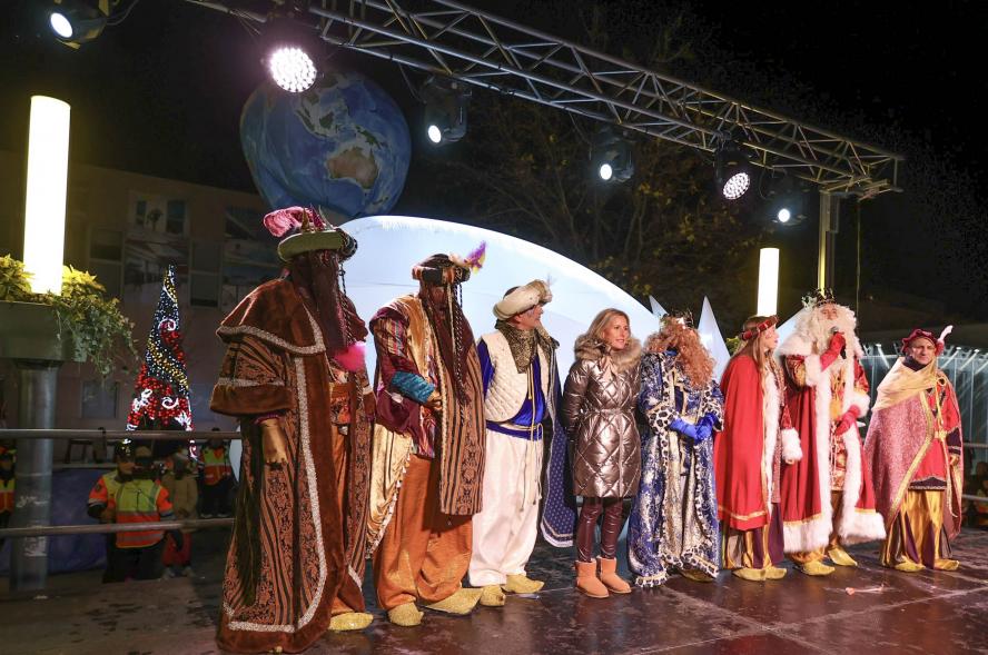 Cabalgata de los Reyes Magos 2024, reyes magos posando con la alcaldesa