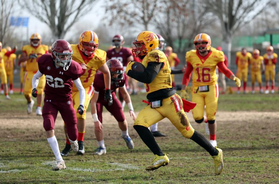 Partido de fútbol americano entre los Alcobendas Cavaliers y los Osos de Rivas, jugadores en el partido