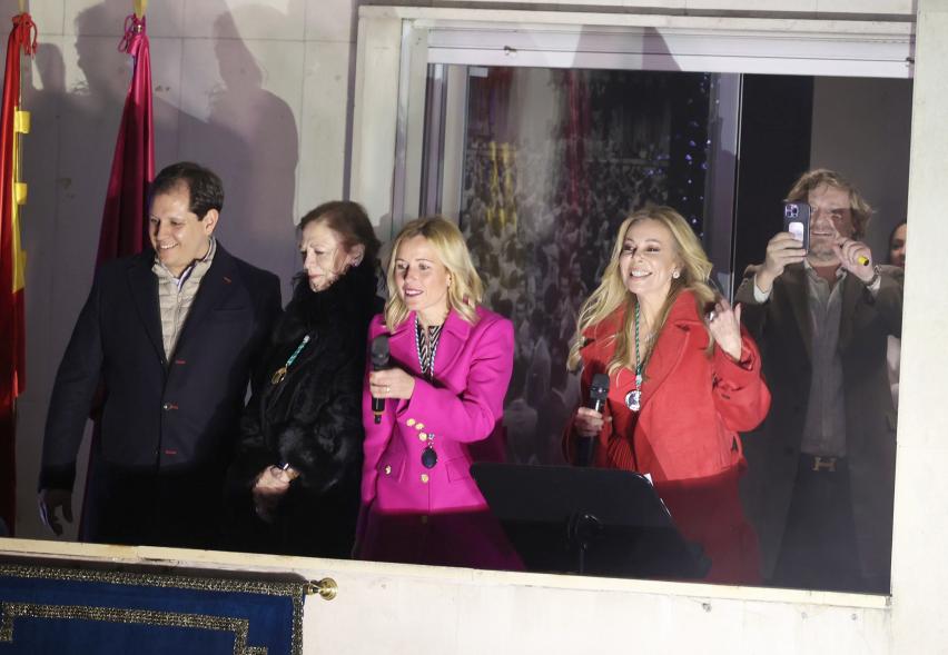 Pregón de las Fiestas de la Virgen de la Paz 2024, alcaldesa, concejales y Ana Obregón en el balcón del antiguo ayuntamiento