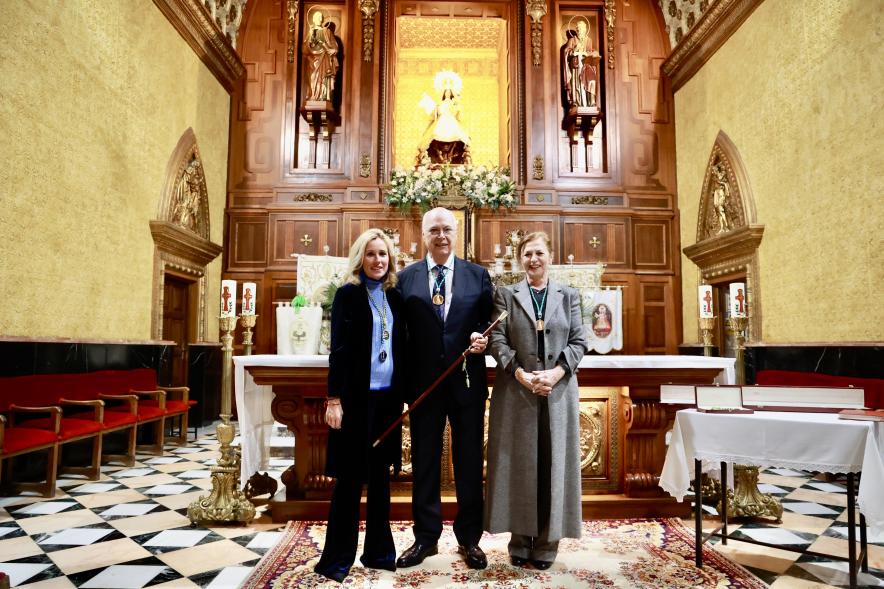 Entrega del bastón de mando al prioste mayor 2024, alcaldesa, prioste mayor y presidenta de la hermandad