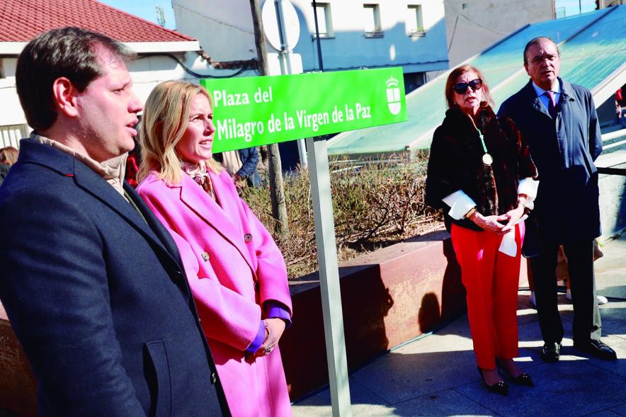 Acto de denominación de la "Plaza del Milagro de la Virgen de la Paz", alcaldesa inaugurando la plaza