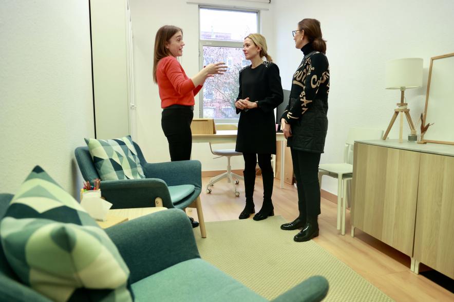 Visita al Centro de Empresas, alcaldesa y concejala de empleo y comercio en el centro de empresas