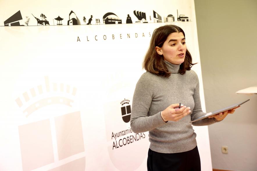 Entrega de reconocimientos del "Programa Mentoring Empresarial 2023", mentora hablando