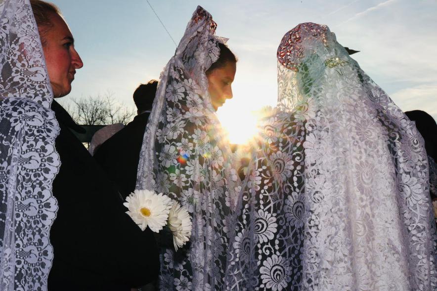 Ofrenda floral 2024, mujeres con mantilla