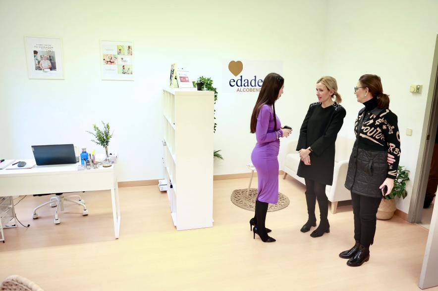 Visita al Centro de Empresas, alcaldesa y concejala de empleo y comercio en el centro de empresas