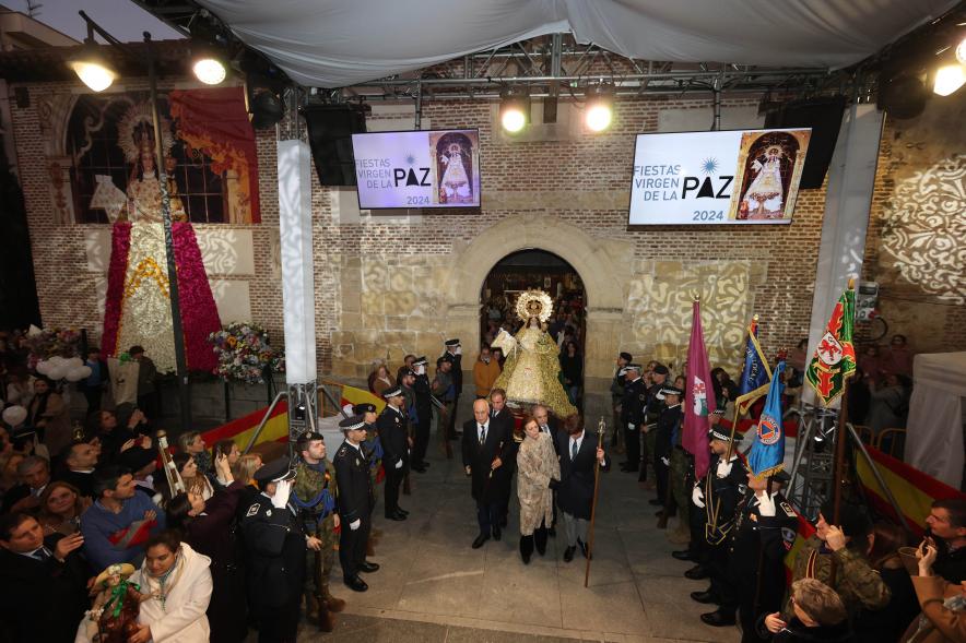 Procesión de la Virgen de la Paz 2024, imagen de la virgen saliendo de la parroquia de San Pedro Apóstol