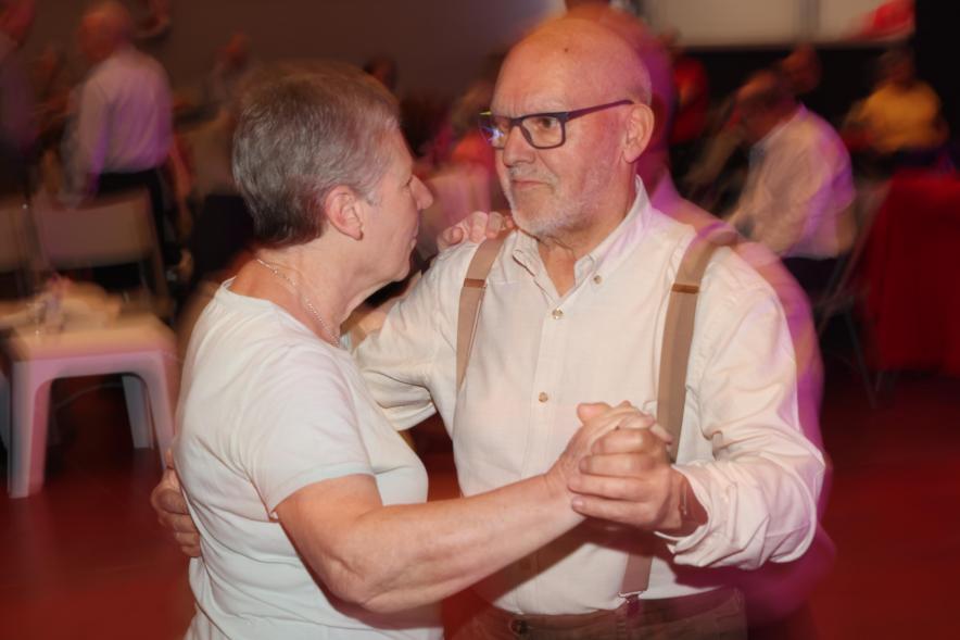 Baile de mayores por las Fiestas de la Virgen de la Paz 2024, pareja de mayores bailando