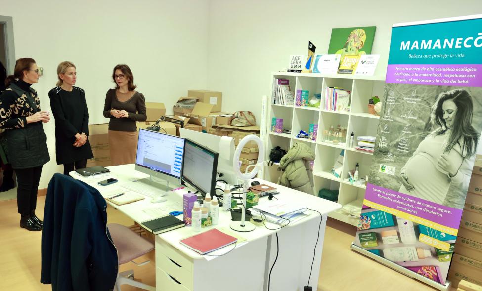Visita al Centro de Empresas, alcaldesa y concejala de empleo y comercio en el centro de empresas