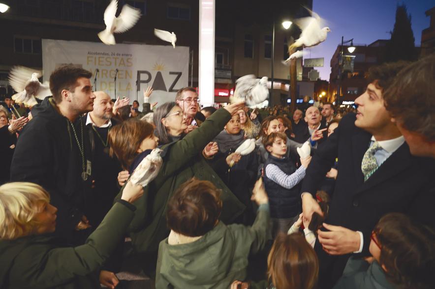 Procesión de la Virgen de la Paz 2024, suelta de palomas