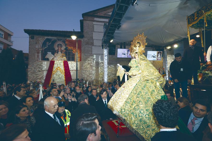 Procesión de la Virgen de la Paz 2024, imagen de la virgen saliendo de la parroquia de San Pedro Apóstol