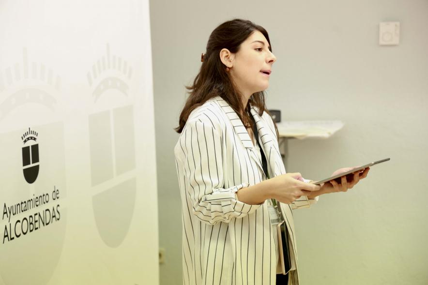 Entrega de reconocimientos del "Programa Mentoring Empresarial 2023", mentora hablando