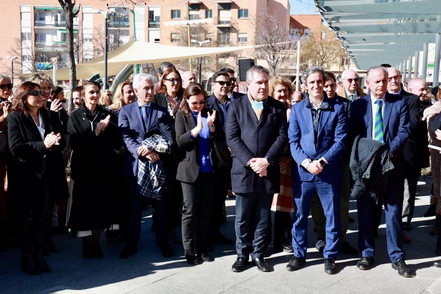 Acto de denominación de la "Plaza del Milagro de la Virgen de la Paz", concejales del ayuntamiento