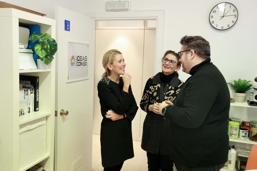 Visita al Centro de Empresas, alcaldesa y concejala de empleo y comercio en el centro de empresas