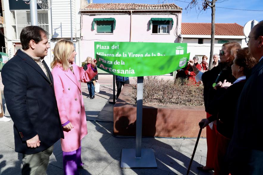 Acto de denominación de la "Plaza del Milagro de la Virgen de la Paz", alcaldesa inaugurando la plaza