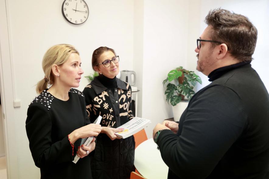 Visita al Centro de Empresas, alcaldesa y concejala de empleo y comercio en el centro de empresas