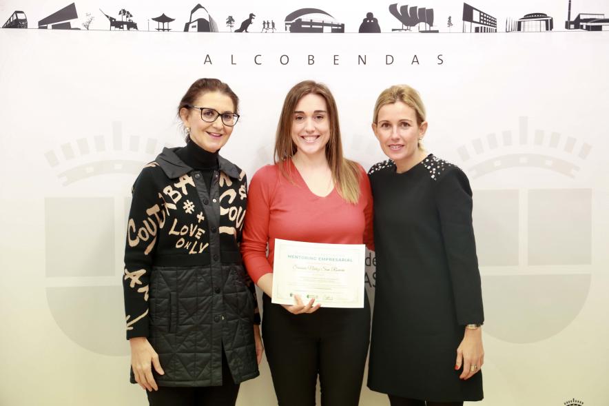 Entrega de reconocimientos del "Programa Mentoring Empresarial 2023", premiada con alcaldesa y concejala de empleo y comercio