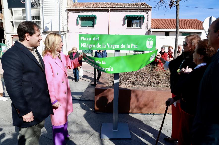 Acto de denominación de la "Plaza del Milagro de la Virgen de la Paz", alcaldesa inaugurando la plaza