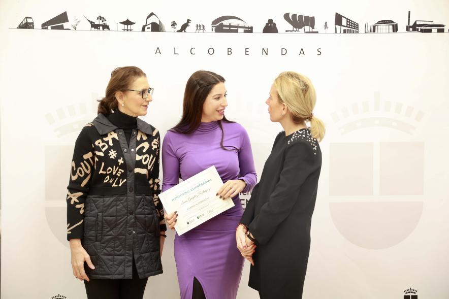 Entrega de reconocimientos del "Programa Mentoring Empresarial 2023", premiada con alcaldesa y concejala de empleo y comercio