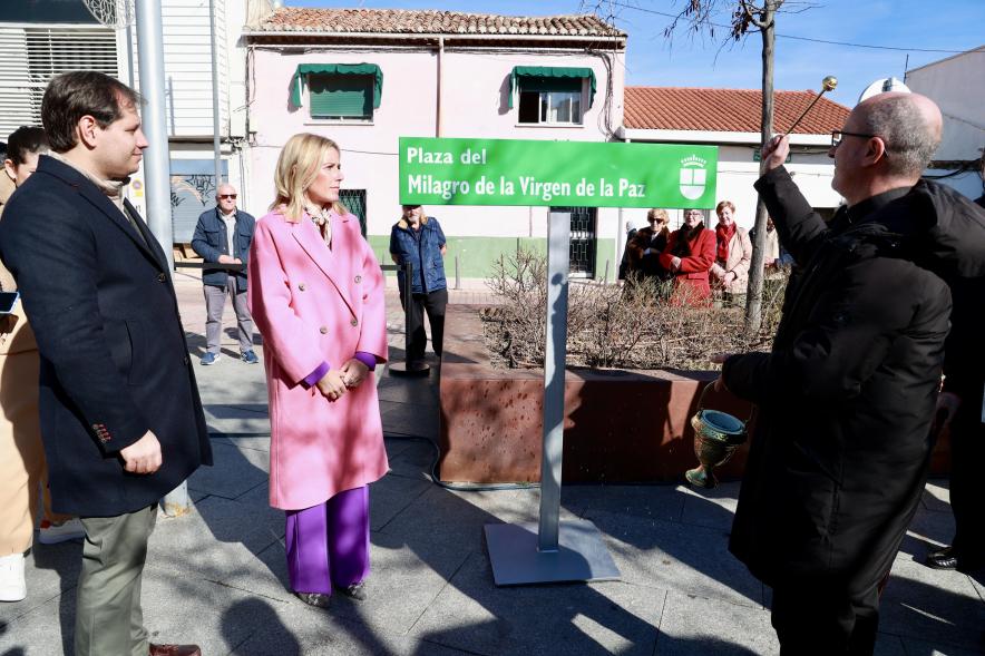 Acto de denominación de la "Plaza del Milagro de la Virgen de la Paz", alcaldesa inaugurando la plaza