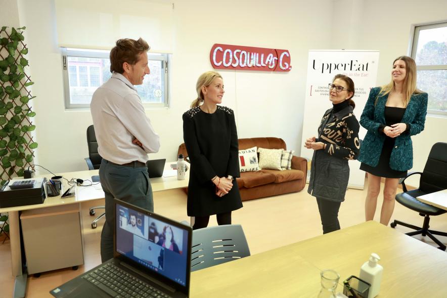 Visita al Centro de Empresas, alcaldesa y concejala de empleo y comercio en el centro de empresas