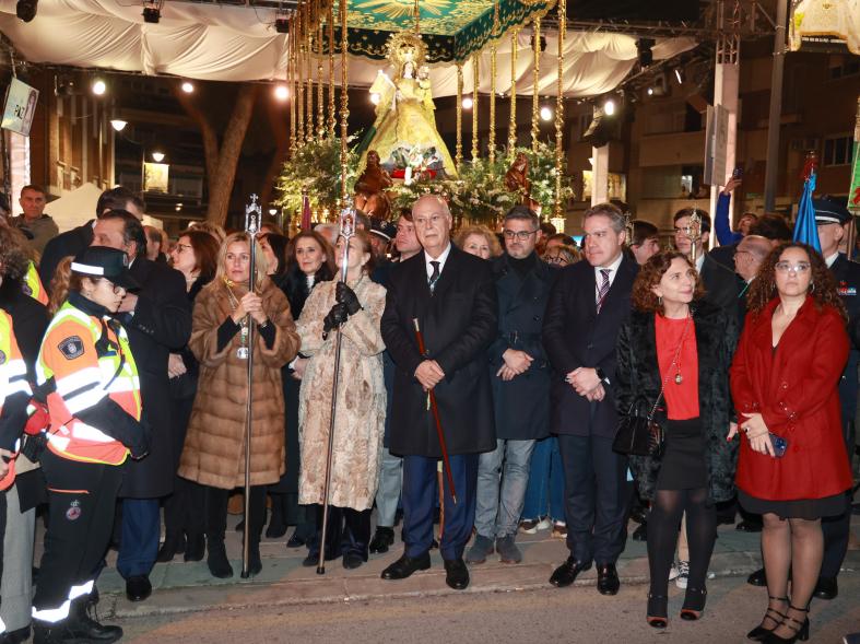 Procesión de la Virgen de la Paz 2024, equipo de gobierno con la imagen de la virgen