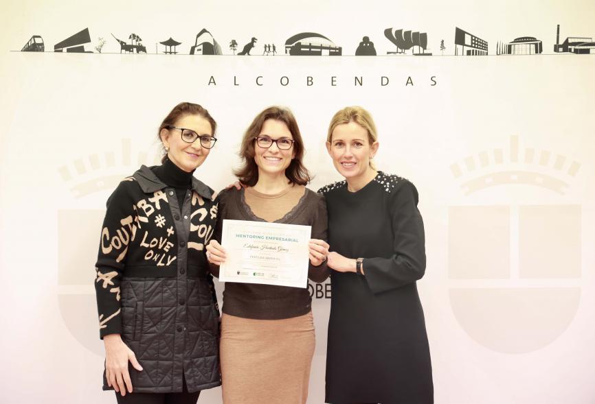 Entrega de reconocimientos del "Programa Mentoring Empresarial 2023", premiada con alcaldesa y concejala de empleo y comercio