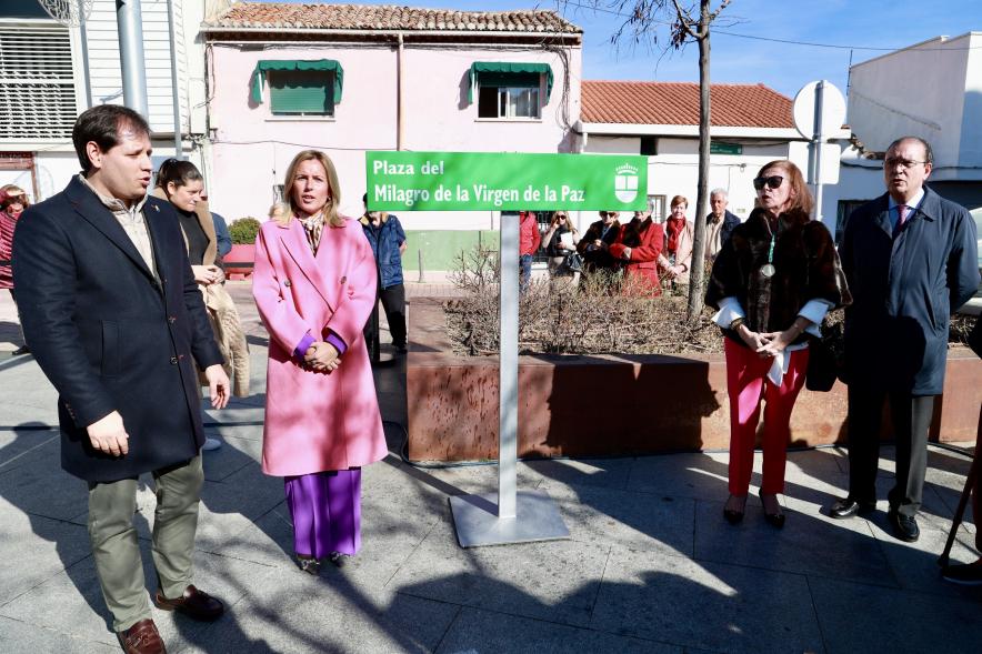 Acto de denominación de la "Plaza del Milagro de la Virgen de la Paz", alcaldesa inaugurando la plaza