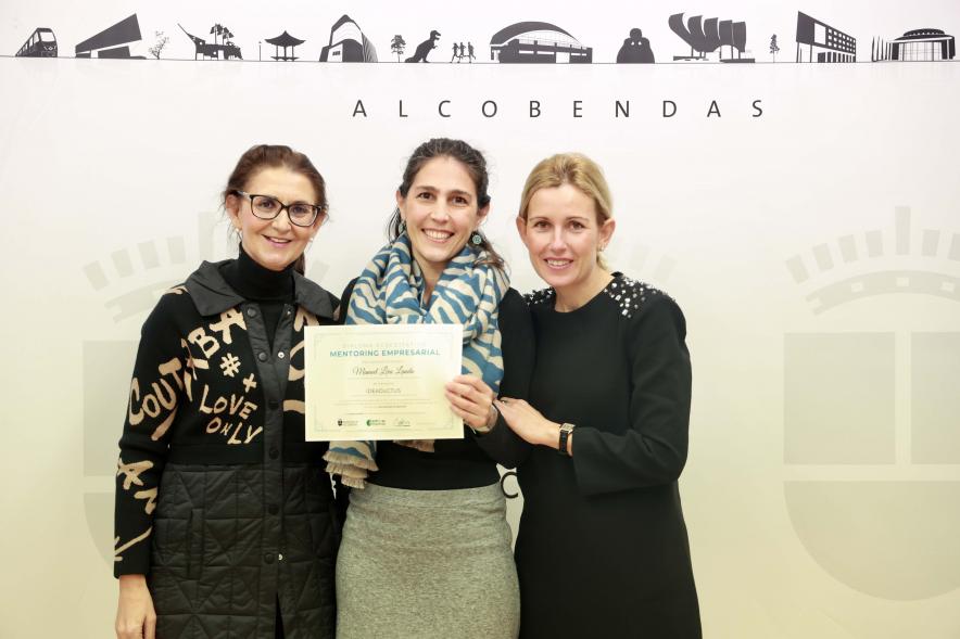Entrega de reconocimientos del "Programa Mentoring Empresarial 2023", premiada con alcaldesa y concejala de empleo y comercio