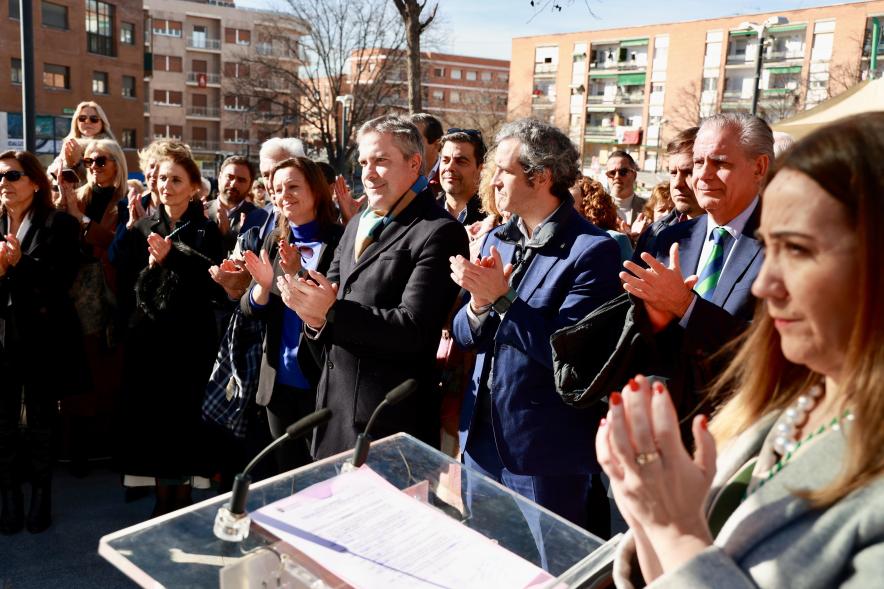 Acto de denominación de la "Plaza del Milagro de la Virgen de la Paz", asistentes al acto