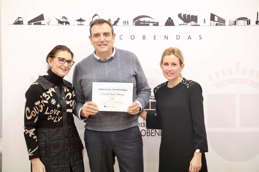 Entrega de reconocimientos del "Programa Mentoring Empresarial 2023", premiado con alcaldesa y concejala de empleo y comercio