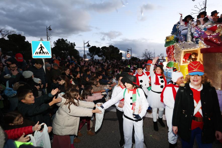 Cabalgata de los Reyes Magos 2024, participantes disfrazados de muñeco de nieve
