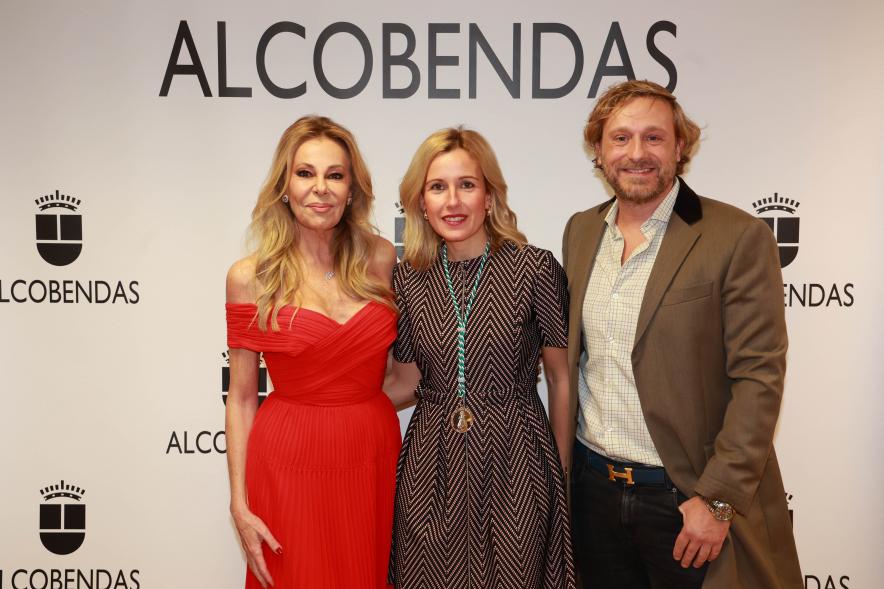 Pregón de las Fiestas de la Virgen de la Paz 2024, Ana Obregón, alcaldesa y Juan Peña en el photocall