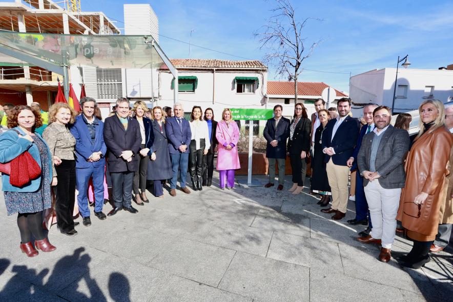 Acto de denominación de la "Plaza del Milagro de la Virgen de la Paz", asistentes al acto