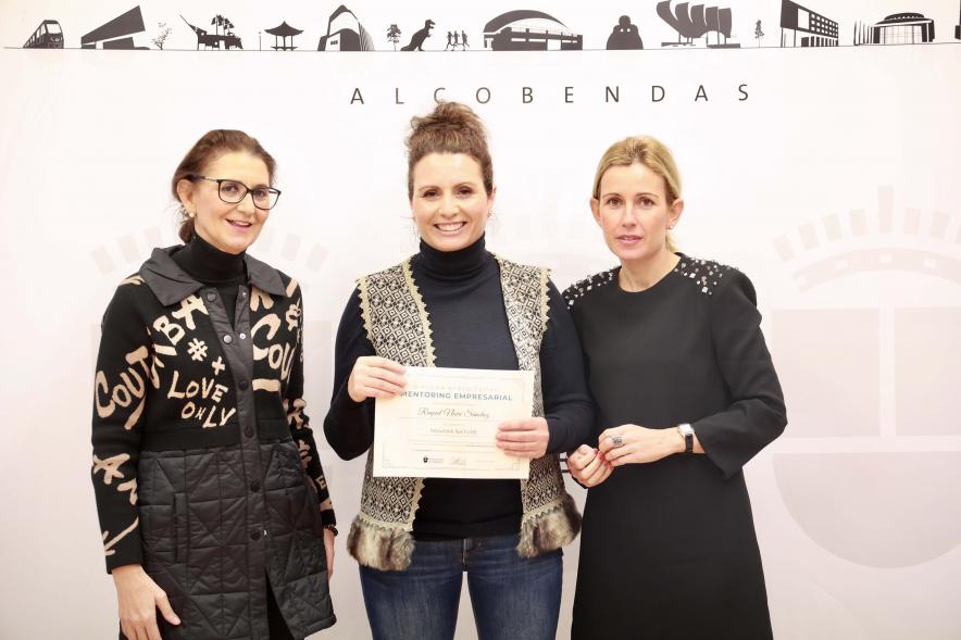 Entrega de reconocimientos del "Programa Mentoring Empresarial 2023", premiado con alcaldesa y concejala de empleo y comercio