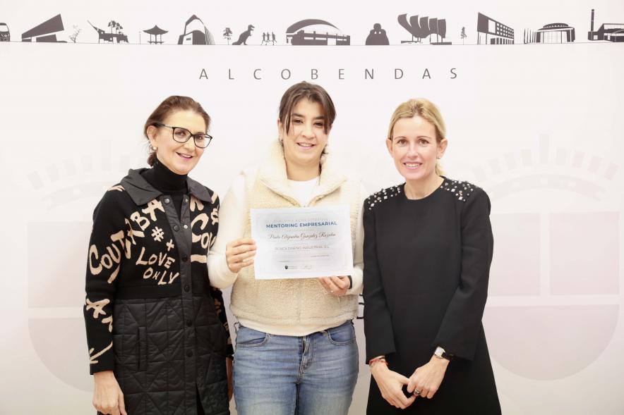 Entrega de reconocimientos del "Programa Mentoring Empresarial 2023", premiada con alcaldesa y concejala de empleo y comercio