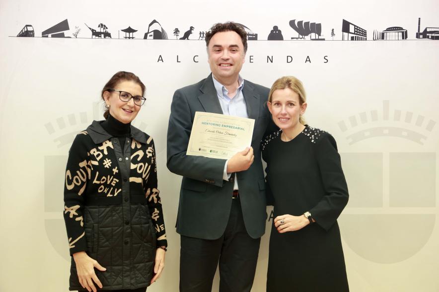 Entrega de reconocimientos del "Programa Mentoring Empresarial 2023", premiado con alcaldesa y concejala de empleo y comercio