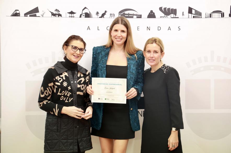 Entrega de reconocimientos del "Programa Mentoring Empresarial 2023", premiada con alcaldesa y concejala de empleo y comercio