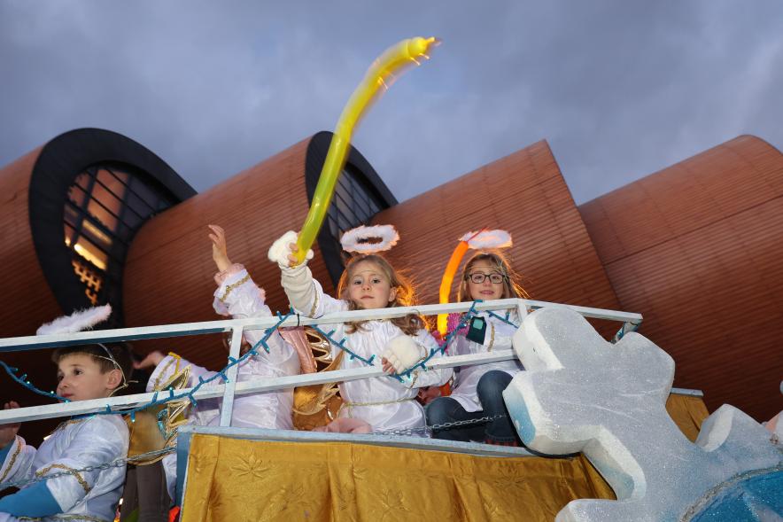 Cabalgata de los Reyes Magos 2024, participantes disfrazados de ángeles