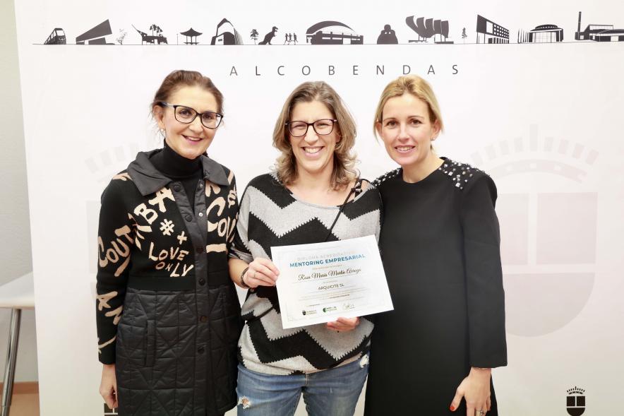 Entrega de reconocimientos del "Programa Mentoring Empresarial 2023", premiada con alcaldesa y concejala de empleo y comercio